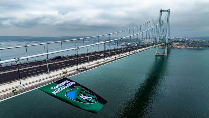 Kocaelispor bayrağı, Osmangazi Köprüsü’ne asıldı