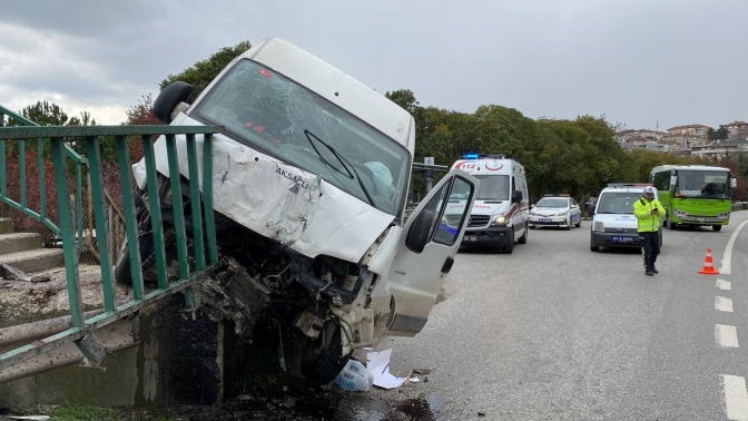 Kontrolden çıkan panelvan üst geçide çarparak durabildi