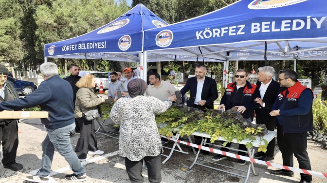 Körfez Belediyesi’nden mezarlıklarda fidan dağıtımı