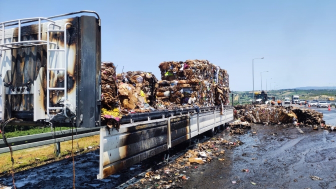 Kuzey Marmara Otoyolu’nda hurda kağıt yüklü tır dorsesi alevlere teslim oldu