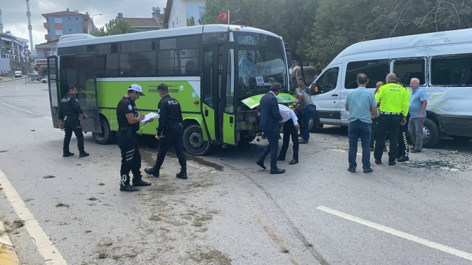 Lastiği patlayan halk otobüsü, park halindeki servise çarptı