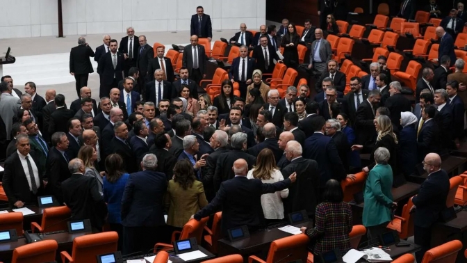 Mecliste kavga çıktı emekli ikramiyesi unutuldu