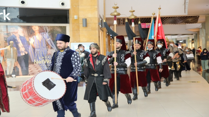 Mehteran alışveriş merkezini bastı