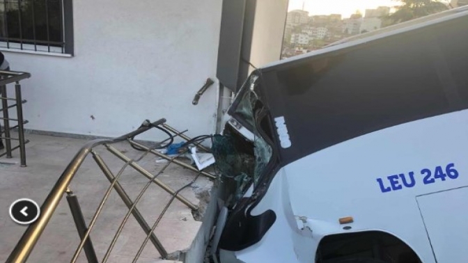Midibüs apartmana çarparak durabildi