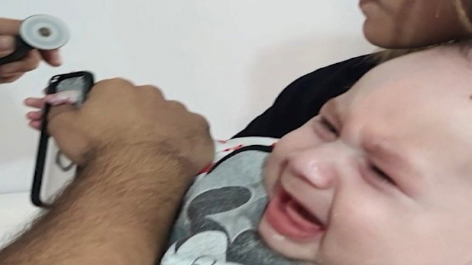 Minik bebeğin parmağı öyle bir yere sıkıştı ki gören şaşkına döndü