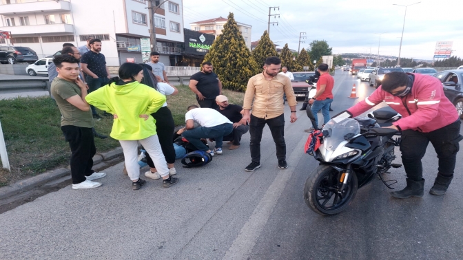 Motorsikleti ile araca çarptı