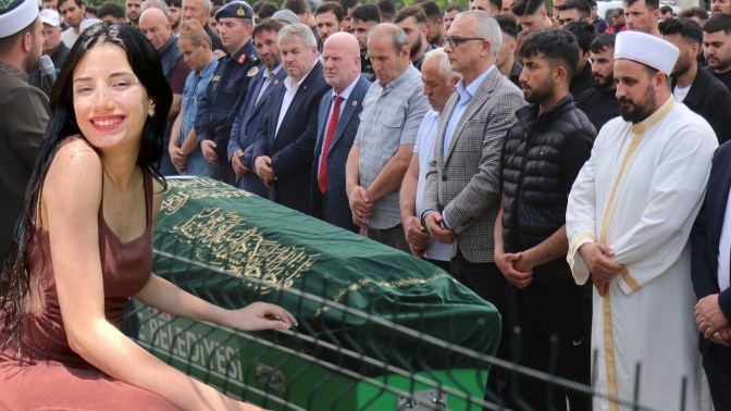 Motosiklet tutkunu genç kadın, son yolculuğuna uğurlandı