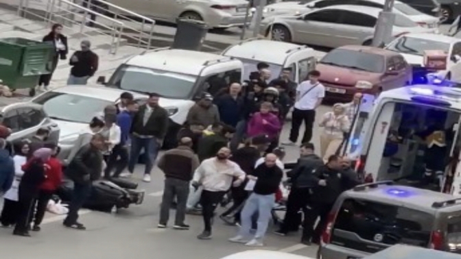 Motosikletten düşen kadına kamyonet çarptı