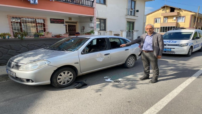 Muhtarın arabasına saldırdılar