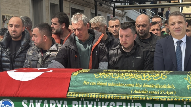 Oğluna son görevini yapan baba yürekleri sızlattı