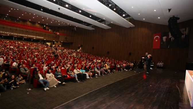 Okan Bayülgen: Z Kuşağı Londra’da itaat etmeye razı