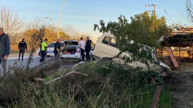 Otomobil ile çarpışan minibüs evin bahçesine girdi: 1 yaralı