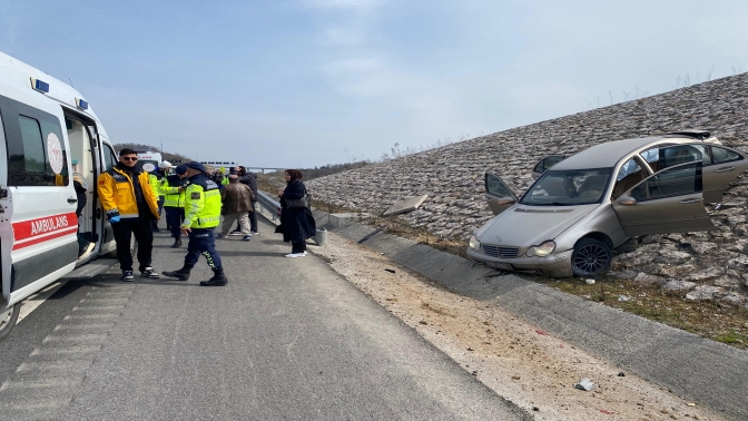 Otomobil istinat duvarına çıktı
