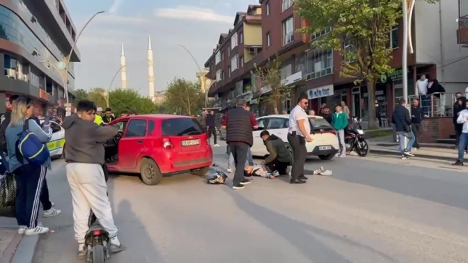 Otomobille çarpışan motosiklet sürücüsü yaralandı