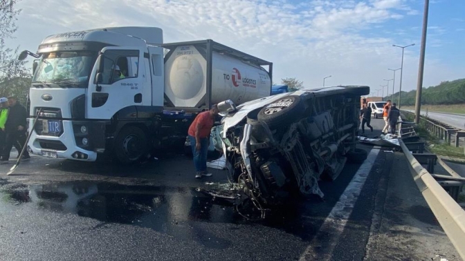 Otoyolda arızalanan tır, zincirleme kazaya sebep oldu: 3 yaralı