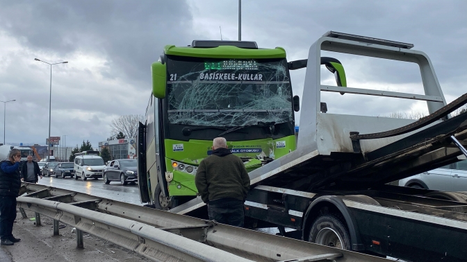 Özel halk otobüsü palet yüklü kamyonetle çarpıştı: 3 yaralı