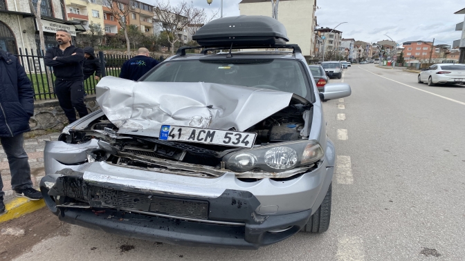 Park halindeki kamyonete çarptı: 1 çocuk yaralandı