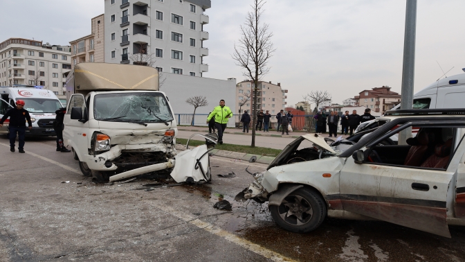 Pikap kamyonet ile çarpıştı: 1’i ağır 4 yaralı