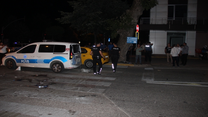 Polis aracına cip çarptı: 2 polis memuru yaralandı