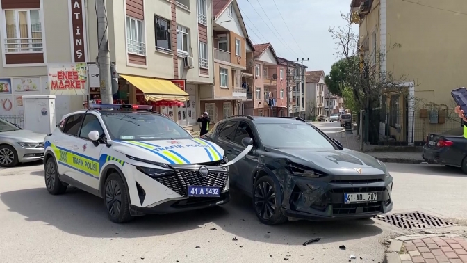 Polis otosu ile otomobil çarpıştı