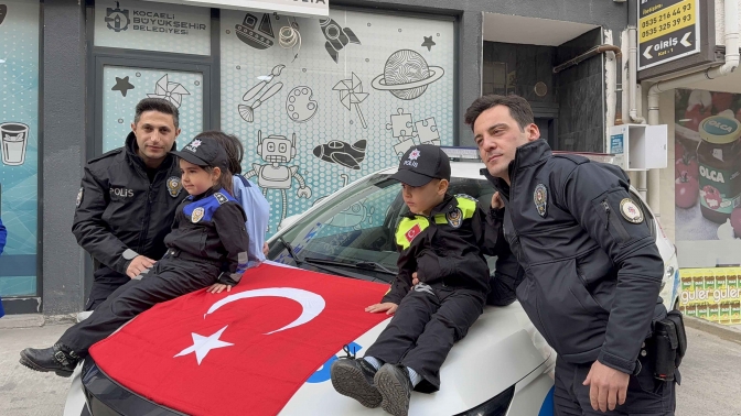 Polislere sürpriz kutlama