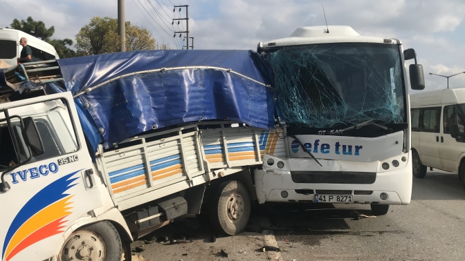 Servis ile kamyonet çarpıştı: 4 yaralı