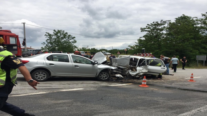 Sınav çıkışı 3 araç birbirine girdi 4 kişi yaralı 