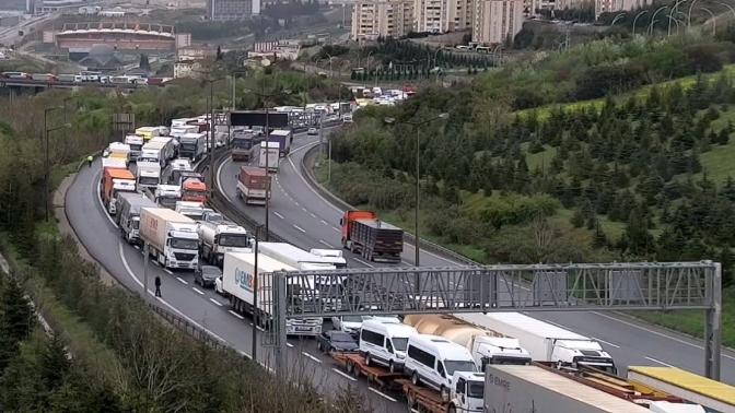 TEM İstanbul Yönü Trafiğe Kapandı