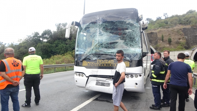 TEMde 2 yolcu otobüsü kaza yaptı 4 Yaralı