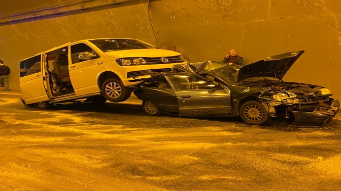 TEM'de 8 araç zincirleme kazaya karıştı: 8 yaralı