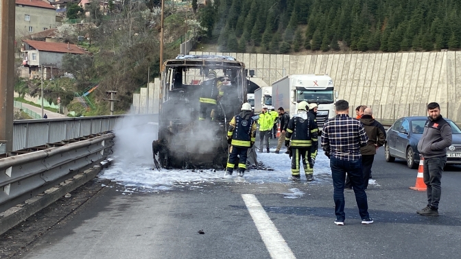 TEMde minibüs alev topuna döndü