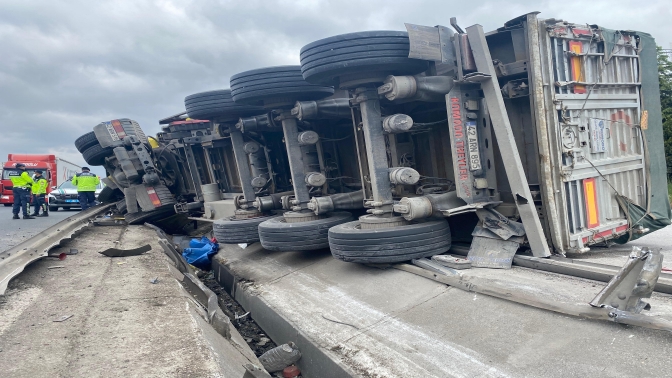 TEMde yan yatan tırdan saçılan hurdalar trafiği felç etti