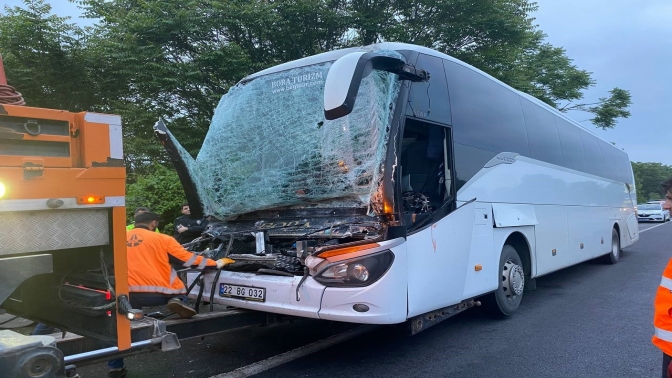 TEMde yolcu dolu otobüs tıra arkadan çarptı: 1i ağır 22 yaralı