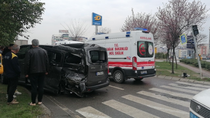 Ters yöne U dönüşü kazayı getirdi: 1'i ağır 4 yaralı