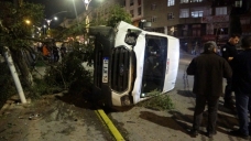 Ağaca çarpan minibüs devrildi: 1'i ağır 3 yaralı