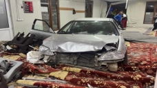 Alkollü sürücü Cami'ye daldı