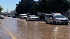 Ana su hattı patladı, ilçe sular altında kaldı