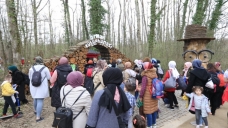 Anne ve çocuklar Ormanya’da