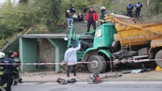 Beton merdivene çarpan kamyon şoförü hayatını kaybetti