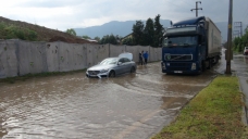 Cadde yağmur suyuyla doldu, milyonluk araç yolda kaldı