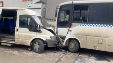 Çayırova'da iki işçi servisi kafa kafaya çarpıştı