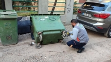 Çöp konteynırları yerinde tamir ediliyor
