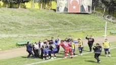 Futbolcular basın mensuplarına saldırdı