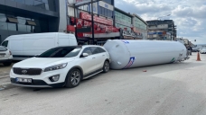 Gaz tankeri yola düştü, iki otomobile çarptı