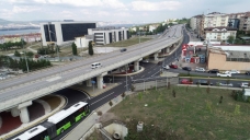 Gölcük Yüzbaşılar Köprülü kavşağı yan yollarında yol çizgileri çekildi