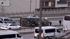 Hurda yüklü kamyonet devrildi