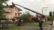 İki katlı apartmanın çatısı alev alev yandı