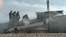 İnşaat halindeki 8 katlı binanın çatısında yangın