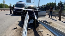 Kartepe'de araç bariyere saplandı