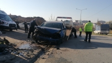 Kocaeli’de otomobil istinat duvarına çarptı: 4 yaralı